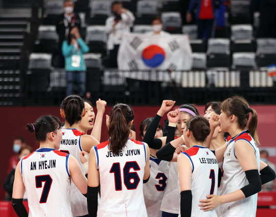 8일 일본 도쿄 아리아케 아레나에서 열린 도쿄올림픽 여자배구 세르비아와의 동메달 결정전. 0-3으로 패한 한국대표팀이 마지막으로 파이팅을 외치고 있다. 연합뉴스